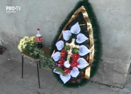 Cei trei muncitori, care si-au pierdut viata dupa ce o un mal de piatra din mina de la Pascani s-a prabusit peste ei, sunt inmormantati astazi