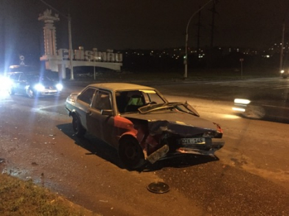 Doua masini au fost facute praf la o intersectie din capitala, dupa ce s-au ciocnit violent - GALERIE FOTO Doua masini au fost facute praf la o intersectie din capitala, dupa ce s-au ciocnit violent - GALERIE FOTO