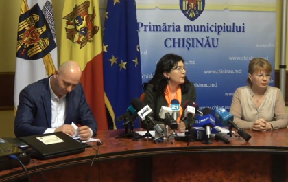 L-a alungat, apoi l-a invitat sa ia loc langa ea. Silvia Radu catre Oleg Poiata: "Domnule Poiata, veniti, va rog, asezati-va aici" L-a alungat, apoi l-a invitat sa ia loc langa ea. Silvia Radu catre Oleg Poiata: "Domnule Poiata, veniti, va rog, asezati-va aici"