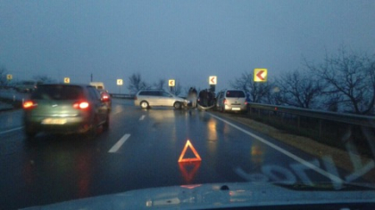 Grav accident la intrarea in Peresecina. Un Suzuki s-a ciocnit cu o Toyota. Doi pasageri, raniti -  GALERIE FOTO