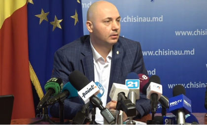 Radu le-a interzis sefilor de directii sa discute cu presa: Poiata: "Sa nu va suparati daca nu o sa va raspund la telefon". Radu: "Intrebarea o sa fie preluata, iar dl. Branzaniuc o sa va ofere raspuns"