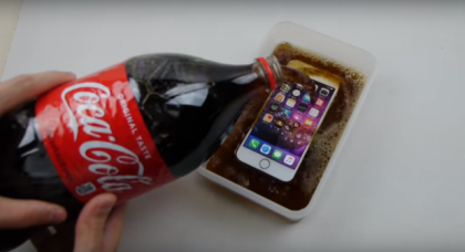 A scufundat un iPhone in Coca-Cola si l-a lasat acolo 7 zile! Ce s-a intamplat cu telefonul - VIDEO