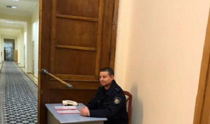 Post de politie la intrarea in biroul Silviei Radu. Valeriu Munteanu: "Sa nu treaca nimeni prin zona, spre a-i tulbura linistea uzurpatoare a doamnei. De cine se ascunde?"