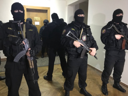 URMARESTE LIVE. Sedinta de judecata in cazul unuia dintre suspectii invinuiti de tentativa de omor a lui Vlad Plahotniuc URMARESTE LIVE. Sedinta de judecata in cazul unuia dintre suspectii invinuiti de tentativa de omor a lui Vlad Plahotniuc