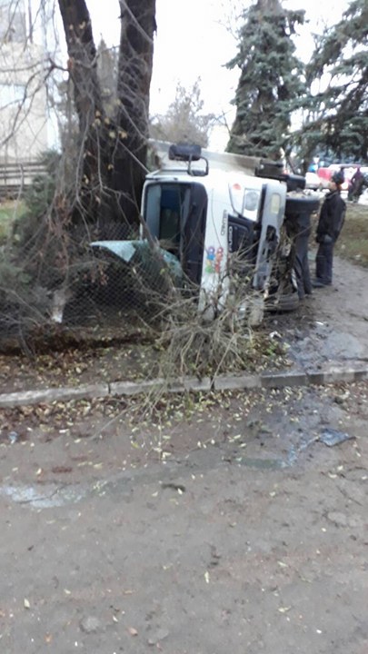 Un camion s-a rasturnat astazi in centrul orasului Nisporeni. Soferul a fost transportat la spital - GALERIE FOTO
