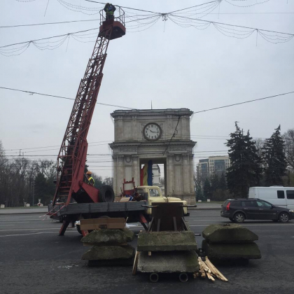 Locul este pregatit, bradul inca nu-i. Pomul de Craciun ar putea ajunge la Chisinau abia la noapte - GALERIE FOTO