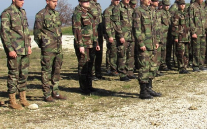 Mai multi angajati ai Centrului militar, retinuti de oamenii legii. Ar fi eliberat livrete militare in schimbul unei sume de bani Mai multi angajati ai Centrului militar, retinuti de oamenii legii. Ar fi eliberat livrete militare in schimbul unei sume de bani