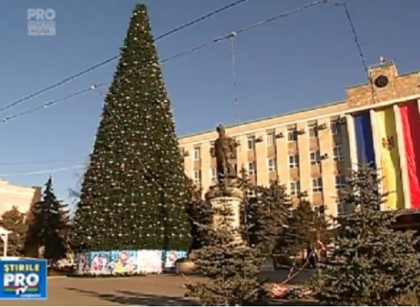 La Orhei, bradul de Craciun va fi inaugurat pe 10 decembrie. E pomul cumparat acum doi ani, doar ca va fi decorat cu jucarii noi La Orhei, bradul de Craciun va fi inaugurat pe 10 decembrie. E pomul cumparat acum doi ani, doar ca va fi decorat cu jucarii noi