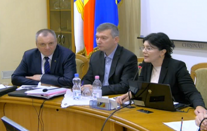 Nu vom avea brad astazi in PMAN. Silvia Radu: "Probabil diseara o sa ajunga bradul, voi stiti ca pe mine ma ataca in presa". Radu a parasit sala si nu va participa la sedinta CMC
