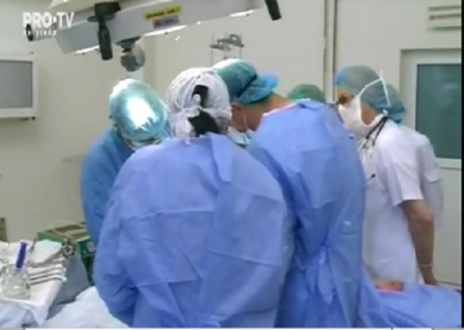 Bebelusul care s-a nascut cu un viciu cardiac si organele pozitionate invers a pierdut lupta cu viata. Ieri, micutul a fost inmormantat, iar mama acestuia spune ca se va plange la Procuratura