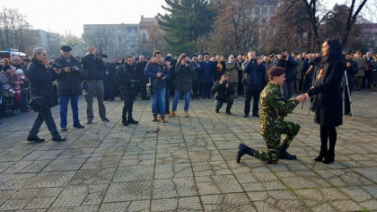 Moment emotionant de 1 Decembrie, Ziua Nationala a Romaniei. Un militar roman si-a cerut iubita in casatorie Moment emotionant de 1 Decembrie, Ziua Nationala a Romaniei. Un militar roman si-a cerut iubita in casatorie