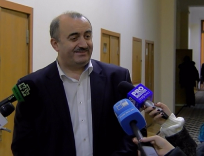Calatoria plina de peripetii a bradului. Nu mai vine cu trenul. Seful de la Cai Ferate: "Bradul o sa fie, cred ca duminica va fi inaugurarea"