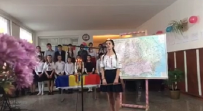 "Noi suntem romani" in satul lui Dodon, moldoveanul. La Sadova, elevii au cantat melodii despre Unire - VIDEO "Noi suntem romani" in satul lui Dodon, moldoveanul. La Sadova, elevii au cantat melodii despre Unire - VIDEO