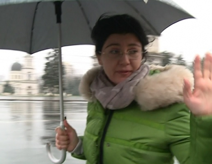 Silvia Radu: "In aceasta dimineata bradul a fost ridicat in graba, fara sa fiu anuntata de halul in care a ajuns. S-a dorit acest spectacol grotesc dirijat prin sms de un tovaras fruntas liberal" Silvia Radu: "In aceasta dimineata bradul a fost ridicat in graba, fara sa fiu anuntata de halul in care a ajuns. S-a dorit acest spectacol grotesc dirijat prin sms de un tovaras fruntas liberal"