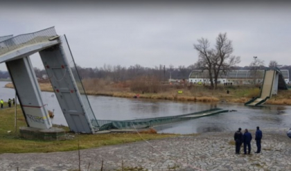 Un pod de beton s-a prabusit. Mai multi pietoni au cazut in apa, iar doua persoane sunt in stare grava Un pod de beton s-a prabusit. Mai multi pietoni au cazut in apa, iar doua persoane sunt in stare grava