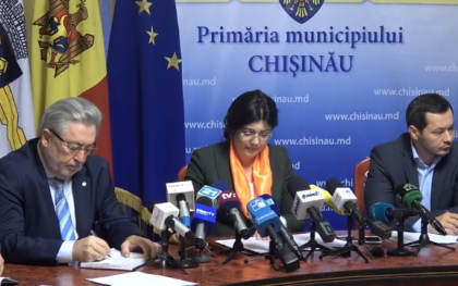 Ancheta de serviciu in cazul bradului adus din Muntii Carpati si instalat pentru cateva ore in PMAN. Radu: "Va fi creata o comisie speciala care va afla cine a incercat sa-mi organizeze o farsa. Eu din start am optat pentru un brad artificial" Ancheta de serviciu in cazul bradului adus din Muntii Carpati si instalat pentru cateva ore in PMAN. Radu: "Va fi creata o comisie speciala care va afla cine a incercat sa-mi organizeze o farsa. Eu din start am optat pentru un brad artificial"