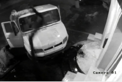 3 ani de puscarie pentru cei care au varsat 3 tone de fecale in fata sediului PLDM. Desi prima instanta ii lasase in libertate, indivizii au fost trimisi dupa gratii de Curtea de Apel 3 ani de puscarie pentru cei care au varsat 3 tone de fecale in fata sediului PLDM. Desi prima instanta ii lasase in libertate, indivizii au fost trimisi dupa gratii de Curtea de Apel