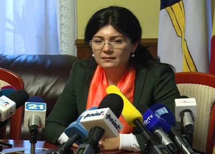 Silvia Radu sustine ca Valeriu Munteanu a organizat farsa cu bradul si il acuza de misoginism: "Oamenii primesc mesaje cu instructiuni cum sa boicoteze. Nu-i ajunge mizeria pe care au lasat-o" Silvia Radu sustine ca Valeriu Munteanu a organizat farsa cu bradul si il acuza de misoginism: "Oamenii primesc mesaje cu instructiuni cum sa boicoteze. Nu-i ajunge mizeria pe care au lasat-o"