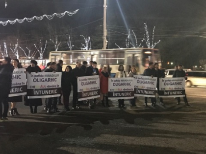 In timp ce a fost dat startul sarbatorilor de iarna, un grup de liberali a protestat in preajma pomului de Craciun: "Chisinaul ramane in intuneric" - GALERIE FOTO
