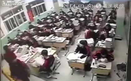 Se intampla in China. Un elev a sarit peste fereastra clasei din cauza presiunii examenului de admitere la facultate. VIDEO Se intampla in China. Un elev a sarit peste fereastra clasei din cauza presiunii examenului de admitere la facultate. VIDEO