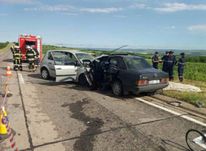 Patru ani de inchisoare pentru ucraineanul care, fiind la volanul unui Renault, a lovit frontal un Mercedes, in care se aflau doi salvatori. Acestia, dar si iubita insarcinata a ucraineanului, au murit - FOTO
