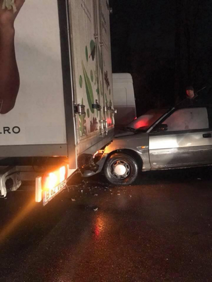 Accident grav in capitala. O masina s-a ciocnit violent cu un TIR - FOTO