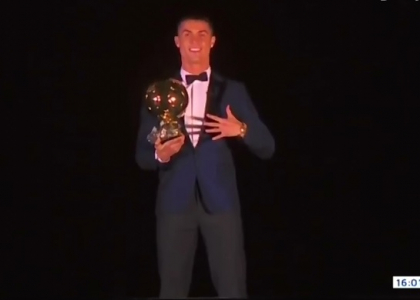 Cristiano Ronaldo, Balonul de Aur si in 2017! L-a egalat pe Messi la numarul total de trofee! - VIDEO Cristiano Ronaldo, Balonul de Aur si in 2017! L-a egalat pe Messi la numarul total de trofee! - VIDEO