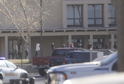 Trei morti intr-un atac armat la un liceu in statul american New Mexico. Atacatorul a fost ucis, anunta seriful Trei morti intr-un atac armat la un liceu in statul american New Mexico. Atacatorul a fost ucis, anunta seriful