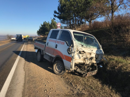 A lunecat, a intrat pe contrasens si s-a ciocnit cu un TIR. O camioneta, implicata intr-un accident langa Peresecina  - GALERIE FOTO