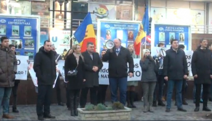 "NATO, afara!". Socialistii au protestat fata de deschiderea oficiului NATO la Chisinau. Deputati si consilieri PSRM, cu pancarte in maini "NATO, afara!". Socialistii au protestat fata de deschiderea oficiului NATO la Chisinau. Deputati si consilieri PSRM, cu pancarte in maini