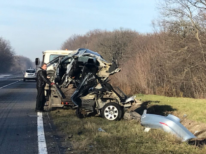 Cele doua persoane care au decedat in accidentul cumplit produs langa Stejareni erau sot si sotie. In Skoda se mai afla un cuplu care a ajuns in stare grava la spital. Cei care au murit urmau sa le fie nasi - GALERIE FOTO