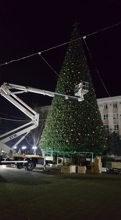 Condamnat la 7 ani de inchisoare, Ilan Sor si-a instalat un brad de 24 de metri in centrul orasului Orhei. Iata cum arata pomul si cand va fi inaugurat - GALERIE FOTO Condamnat la 7 ani de inchisoare, Ilan Sor si-a instalat un brad de 24 de metri in centrul orasului Orhei. Iata cum arata pomul si cand va fi inaugurat - GALERIE FOTO