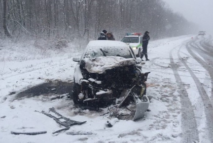 Impact violent langa Straseni. Un sofer a ajuns la spitalul de Urgenta din Chisinau, dupa ce masina pe care o conducea a fost lovita de o Skoda - FOTO