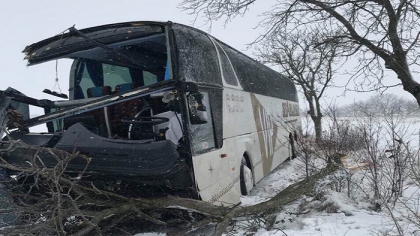 Accident cumplit langa Fagadau, Falesti. Un autocar de pe ruta Ungheni - Moscova a derapat si a intrat violent intr-un copac. Un pasager, transportat la spital - GALERIE FOTO