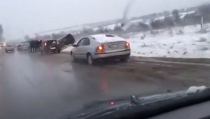 Un automobil a ajuns intr-un sant, dupa ce a derapat si s-a rasturnat pe soseaua Calarasi-Chisinau - VIDEO