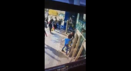 Momentul in care un israelian este injunghiat de un palestinian la Ierusalim Momentul in care un israelian este injunghiat de un palestinian la Ierusalim