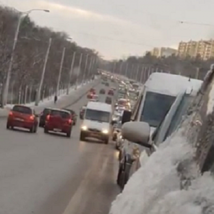 Ambuteiaj? Pentru el nu e o problema. Momentul in care soferul unui microbuz intra pe contrasens si depaseste un lung sir de masini  - VIDEO