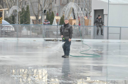 Patinoarul este aproape gata, casutele de lemn sunt acoperite, iar caruselul - asamblat. Pe strada 31 august, inchisa pentru soferi, sunt in toi lucrarile pentru Targul de Craciun - GALERIE FOTO