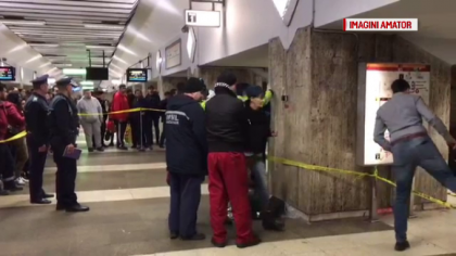 Romania: Suspecta crimei de la metrou, retinuta de politie. Ar fi incercat sa impinga si o alta fata - VIDEO Romania: Suspecta crimei de la metrou, retinuta de politie. Ar fi incercat sa impinga si o alta fata - VIDEO