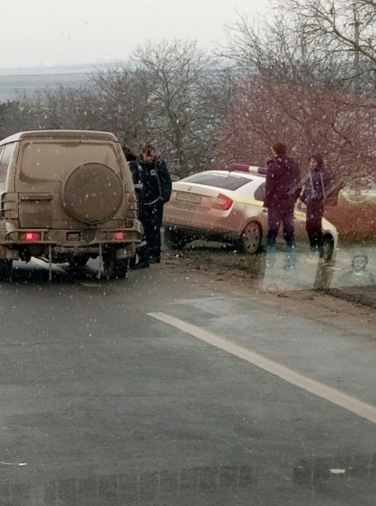 O masina a politiei, cat pe ce sa ajunga intr-un sant de pe marginea drumului in raionul Rascani. Cum a fost surprins echipajul - FOTO O masina a politiei, cat pe ce sa ajunga intr-un sant de pe marginea drumului in raionul Rascani. Cum a fost surprins echipajul - FOTO