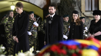Cortegiul funerar al Regelui Mihai, intampinat la Palatul Regal de peste 1000 de persoane: "Monarhia salveaza Romania" Cortegiul funerar al Regelui Mihai, intampinat la Palatul Regal de peste 1000 de persoane: "Monarhia salveaza Romania"