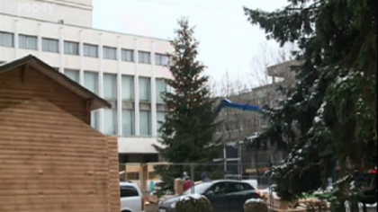 Bradul e impodobit, patinoarul si caruselul italian - instalate si casutele de lemn amenajate. Guvernul isi inaugureaza astazi Targul de Craciun Bradul e impodobit, patinoarul si caruselul italian - instalate si casutele de lemn amenajate. Guvernul isi inaugureaza astazi Targul de Craciun