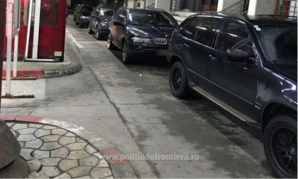 Coloana de BMW X5 negre, cu numere austriece, la granita Sculeni. Vamesii romani au inteles ce se intampla de fapt cand au vazut cine conducea masinile - GALERIE FOTO Coloana de BMW X5 negre, cu numere austriece, la granita Sculeni. Vamesii romani au inteles ce se intampla de fapt cand au vazut cine conducea masinile - GALERIE FOTO