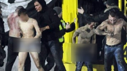 Scene socante: ultrasii unei echipe de fotbal, batuti crunt si arsi cu tortele