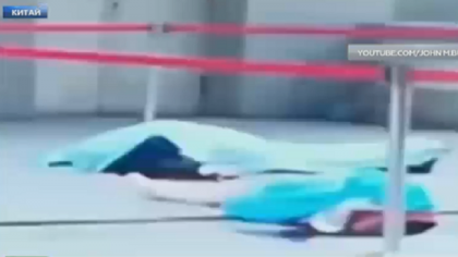 Dubla tragedie in China. Paznicul unui oficiu a incercat sa prinda, in brate, o femeie care s-a aruncat de la etaj, insa ambii au murit. Cum s-a intamplat totul. Imagini care pot afecta emotional - VIDEO