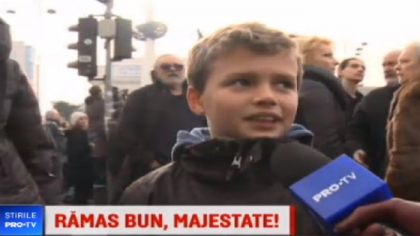 Reactia unui copil, la funeraliile Regelui Mihai. "Regele s-a dus si am ramas cu comunistii" Reactia unui copil, la funeraliile Regelui Mihai. "Regele s-a dus si am ramas cu comunistii"