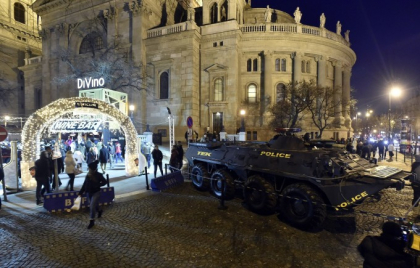 Targurile de Craciun din Budapesta, " pazite" cu transportoare blindate