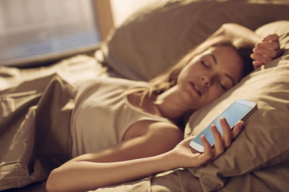 Ce patim daca dormim cu telefonul mobil langa noi? Medicii trag un semnal de alarma Ce patim daca dormim cu telefonul mobil langa noi? Medicii trag un semnal de alarma