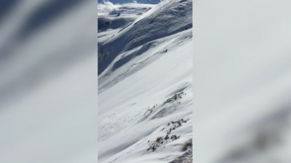 Un schior din Macedonia a scapat ca prin minune din ghiarele mortii dupa ce o avalansa la inghitit in timp ce acesta se afla in varful unei partii