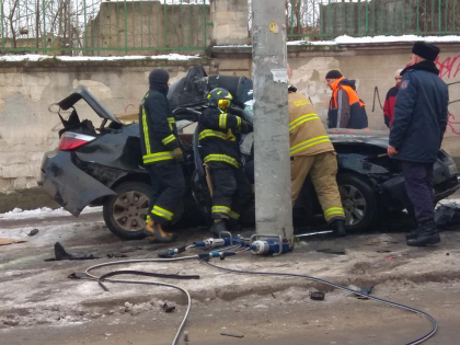 Un tanar din Floresti s-a stins dupa ce a intrat cu BMW-ul intr-un pilon, pe o strada din capitala: a ramas blocat intre fiare - GALERIE FOTO